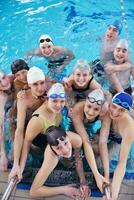 glückliche Teenie-Gruppe im Schwimmbad foto