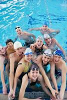 glückliche Teenie-Gruppe im Schwimmbad foto