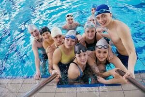 glückliche Teenie-Gruppe im Schwimmbad foto