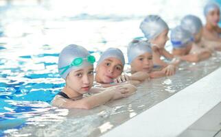 Kindergruppe im Schwimmbad foto