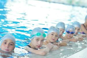 Kindergruppe im Schwimmbad foto