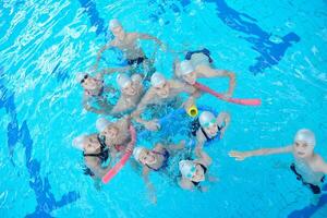 Kindergruppe im Schwimmbad foto