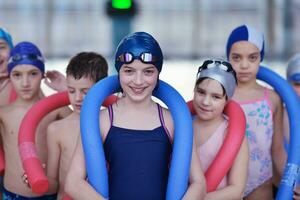 glückliche kindergruppe am schwimmbad foto