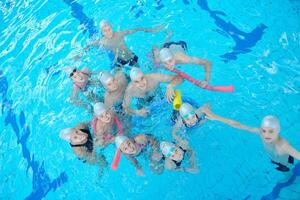 Kindergruppe im Schwimmbad foto