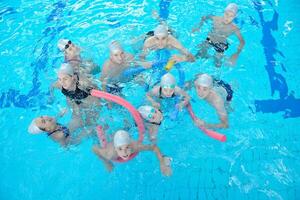 Kindergruppe im Schwimmbad foto