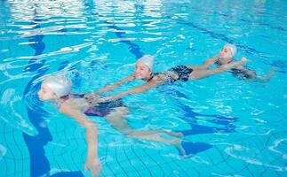 Hilfe und Rettung im Schwimmbad foto