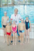 Kindergruppe im Schwimmbad foto