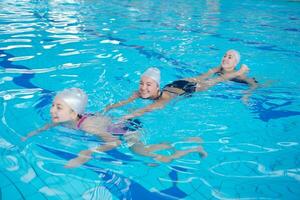 Hilfe und Rettung im Schwimmbad foto