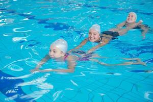 Hilfe und Rettung im Schwimmbad foto