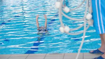 Hilfe und Rettung im Schwimmbad foto