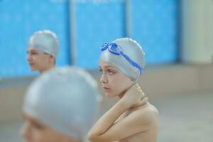 Kindergruppe im Schwimmbad foto