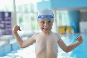 Kinderporträt am Swimmingpool foto