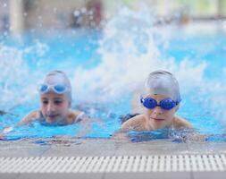 Kindergruppe im Schwimmbad foto