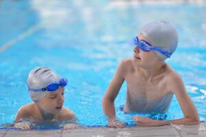 Kindergruppe im Schwimmbad foto