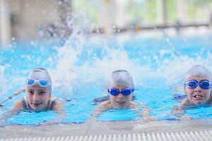 Kindergruppe im Schwimmbad foto