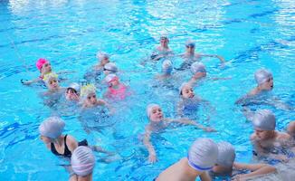 Kindergruppe im Schwimmbad foto