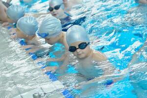 Kindergruppe im Schwimmbad foto