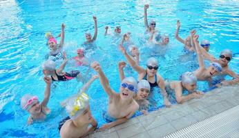 Kindergruppe im Schwimmbad foto