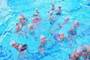 Kindergruppe im Schwimmbad foto