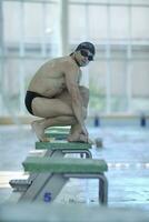 junger Schwimmer startbereit foto