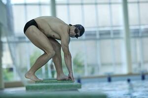 junger Schwimmer startbereit foto