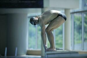 junger Schwimmer startbereit foto