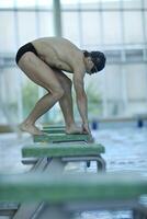 junger Schwimmer startbereit foto