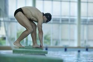 junger Schwimmer startbereit foto