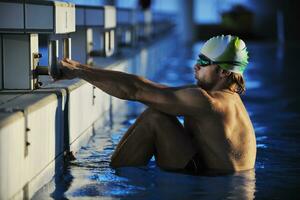 junger Schwimmer beim Schwimmstart foto