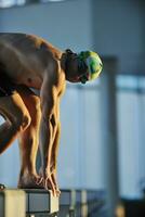 junger Schwimmer beim Schwimmstart foto