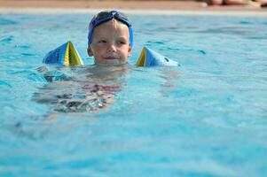 Spaß im Schwimmbad foto