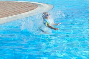 Spaß im Schwimmbad foto