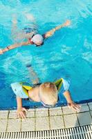 Spaß im Schwimmbad foto