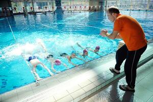 glückliches Kind im Schwimmbad foto