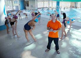 glückliche kindergruppe am schwimmbad foto