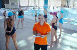 glückliche kindergruppe am schwimmbad foto