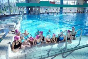 glückliche kindergruppe am schwimmbad foto