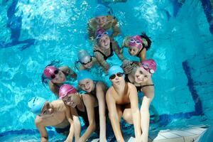 glückliche kindergruppe am schwimmbad foto