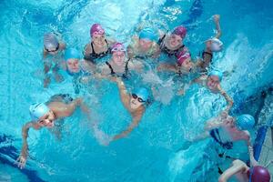 glückliche kindergruppe am schwimmbad foto