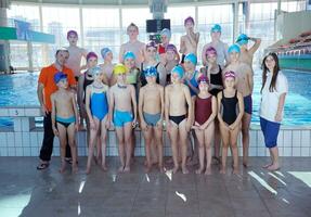 glückliche kindergruppe am schwimmbad foto