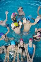 glückliche kindergruppe am schwimmbad foto