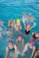 glückliche kindergruppe am schwimmbad foto