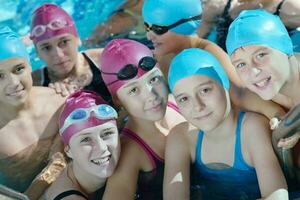 glückliche kindergruppe am schwimmbad foto