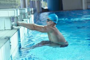 glückliches Kind im Schwimmbad foto