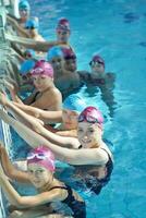 glückliche kindergruppe am schwimmbad foto