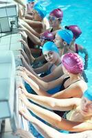 glückliche kindergruppe am schwimmbad foto