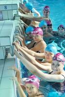 glückliche kindergruppe am schwimmbad foto