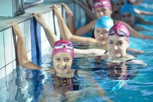 glückliche kindergruppe am schwimmbad foto