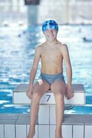 glückliche kindergruppe am schwimmbad foto