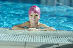 glückliches Kind im Schwimmbad foto